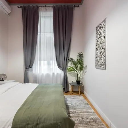 Superb 2br Flat - Amzei Square * Бухарест